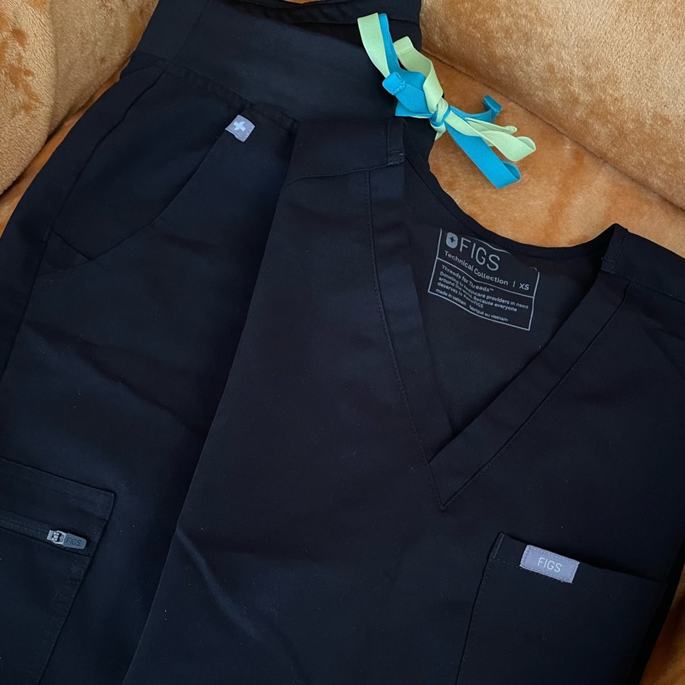 COPY - BLACK FIGS SET: Zamora Jogger Scrub Pants Size XS & Catarina Top Size XS.